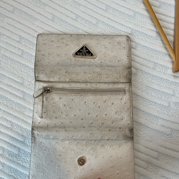 Prada white wallet, needs a cleaning but still in great condition - Picture 2 of 3